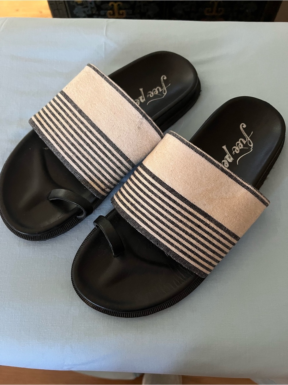 FREE PEOPLE FOOTBED STYLE SLIDES WITH TOE LOOP